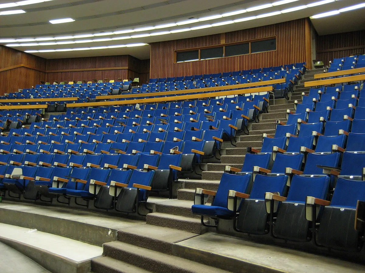 파란 좌석이 배열된 York University Curtis 강의실의 빈 내부